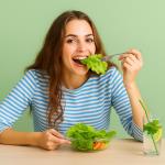 Wenn die heiße Sonne an den Tisch ruft: Warum ist grüner Salat die beste Sommerdiät?